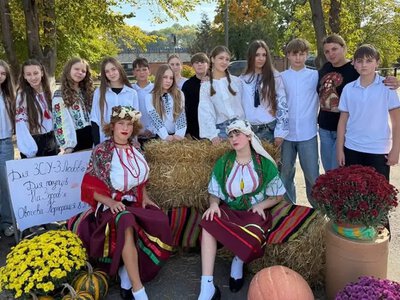 На Шепетівщині вихованці гуртка «Джура» долучилися до ярмарку на підтримку ЗСУ (ФОТО)