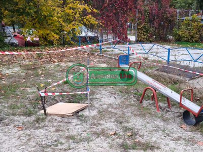 Пастка біля гойдалки: у Києві жінка провалилася в яму на дитячому майданчику