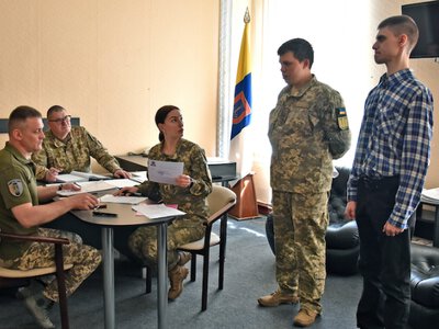 Щоб ніхто нікого не шукав на вулицях: премʼєр оголосив про зміни в бронюванні від мобілізації