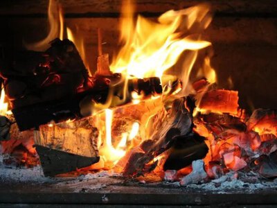 Тепло не повинно вилітати в трубу: як економно топити камін