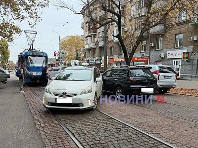 Toyota врізалася в Mitsubishi на перехресті в центрі Миколаєва: рух трамваїв був заблокований