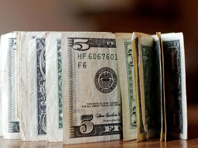 Долар різко переписали в обмінниках: курс продажу за вихідні зріс на 39 копійок