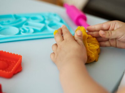 На Рахівщині трирічна дитина могла з’їсти пластилін: хлопчика госпіталізували