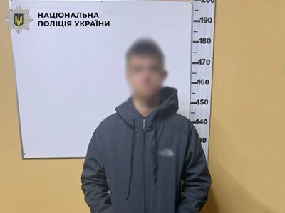 У Києві 18-річний хлопець під виглядом СБУ виманив у киянки 2000 доларів