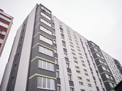 В Умані завершують відбудову дев’ятиповерхівки, пошкодженої ракетним ударом (ФОТО)