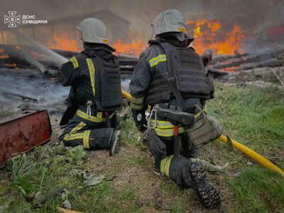 На Шосткинщині горіли склади із зерном після російської атаки: вогнеборці врятували чоловіка + Фото