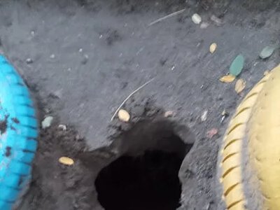 У Миколаєві на дитячому майданчику утворилася дірка
