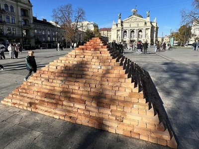 «Говерла» з цегли біля Львівської опери: соцмережі вже добудовують Чорногірський хребет