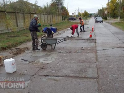 У Кілії комунальники власними силами проводять ямковий ремонт на дорогах з плитним покриттям