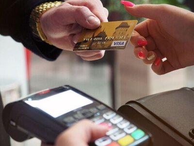 Що буде з грошима на банківській карті, якщо не користуватися нею роками