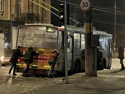 У Чернівцях тимчасово зупинили рух тролейбусів через відсутність світла