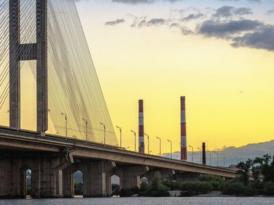 РФ вдарила по Південному мосту у Києві: рух авто і метро обмежено