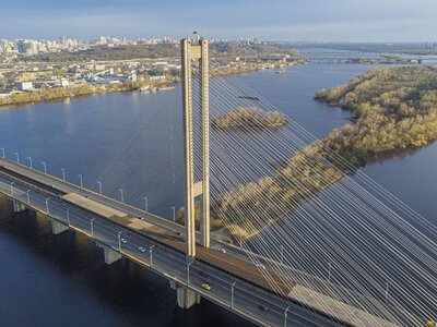 Російська балістика пошкодила Південний міст у Києві