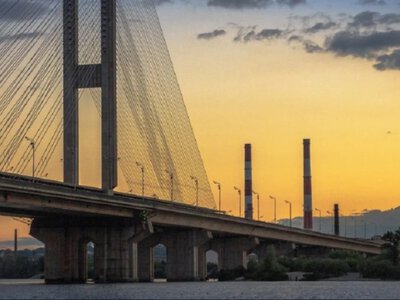 РФ атакувала Київ балістикою: пошкоджено метро, Південний міст, гуртожиток