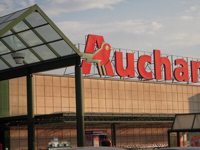 Російська атака пошкодила ще один гіпермаркет Auchan у Києві
