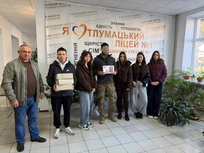 Учні ліцею на Прикарпатті передали планшет військовому: техніку придбали за гроші з благодійних ярмарків