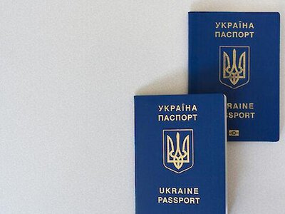 Закордонний паспорт для українців за кордоном: чи потрібен військовий документ і як перевіряють дані