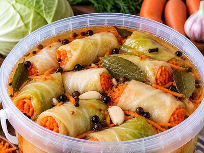 Мариновані голубці з корейською морквою — хрумка закуска, яку захочеться готувати знову