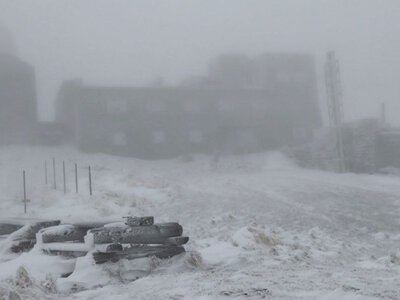 У Карпатах випав сніг, а на Рівненщині водіїв попереджають про тумани