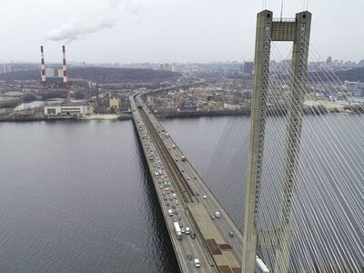 Зруйноване полотно й стирчить арматура: Кличко показав пошкодження Південного мосту (фото)