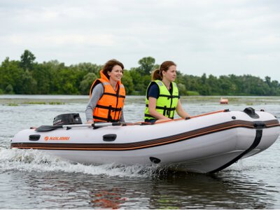 Які характеристики човна впливають на його стійкість на воді?