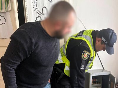На Бердичівщині поліцейський перевірив сейфи власників зброї та нагадав про її декларування