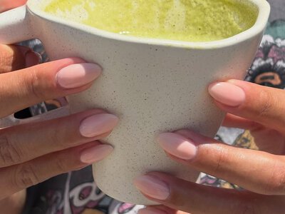 Soap nails повертаються: чому модниці та світові зірки обирають манікюр з ефектом мила