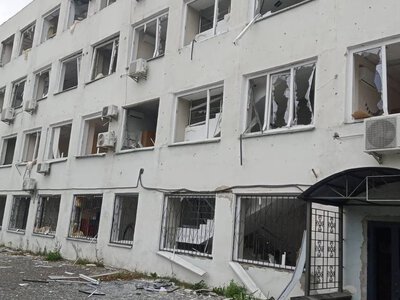 У Києві внаслідок російської атаки пошкоджено офіс ДТЕК і лікарню