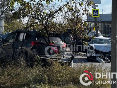 Авто майже вщент розтрощене: у Дніпрі на Дніпросталівській сталася ДТП з постраждалим