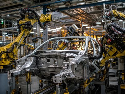 Директор з продуктів GM Андерсон виступив проти гуманоїдних роботів на заводах