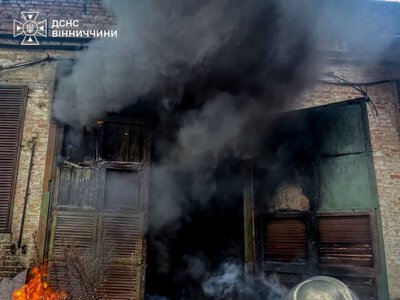 У Вінниці через недопалок загорілися автомобільні шини на території підприємства
