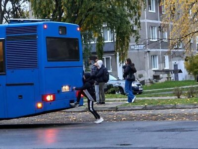 У Вараші підлітки чіплялися за автобуси під час руху