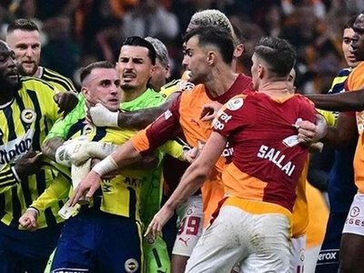 Галатасарай і Фенербахче влаштували масову бійку після дербі – поліція на полі, червоні (ВІДЕО)