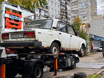 Покинуті автомобілі роками стоять у дворах: у Дніпрі попередили власників про наслідки