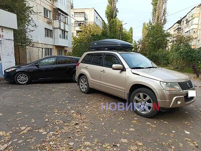 У Миколаєві Suzuki при розвороті у дворі врізався у припаркований Ford