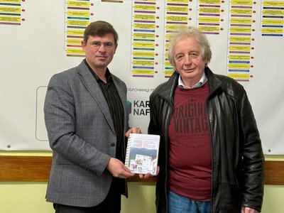 Історія Калущини на художніх конвертах стане книгою: краєзнавець Анатолій Мицак презентував майбутнє видання