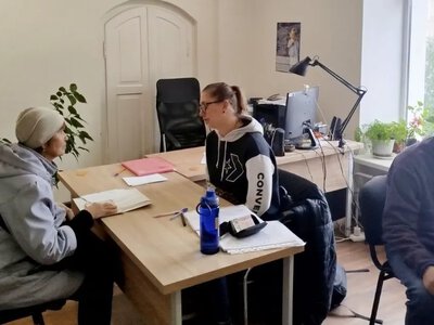 У Дубні переселенцям надавали сертифікати на товари та ліки