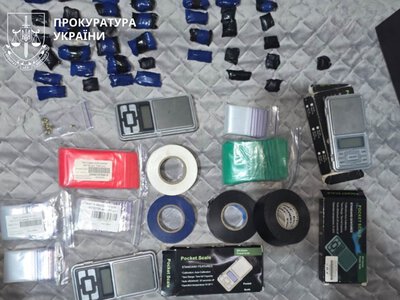 Збували канабіс через «закладки»: поліцейські затримали двох 18-річних наркодилерів з Лисця