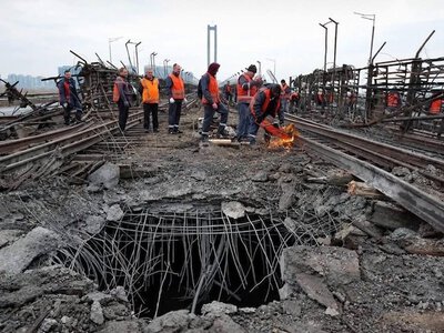Удару РФ по Південному мосту в Києві: пробито покриття (ФОТО)