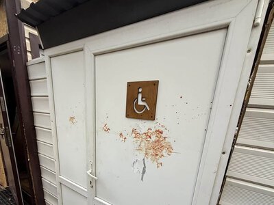 У Боздоському парку в Ужгороді пошкодили вбиральню, яку ще облаштовують