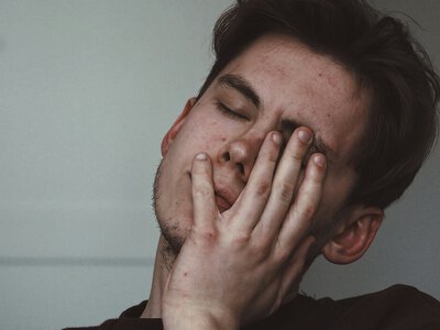 Чому після переходу на зимовий час постійно хочеться спати: що відбувається з організмом