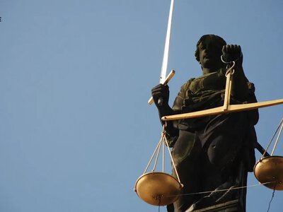 73-річній херсонці повідомили про підозру за допомогу окупантам на псевдореферендумі