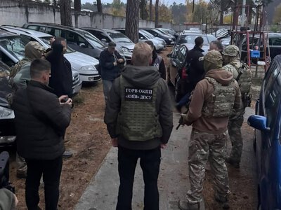 На Київщині батько й син продавали автомобілі, ввезені як гуманітарна допомога для ЗСУ: вилучено 51 авто