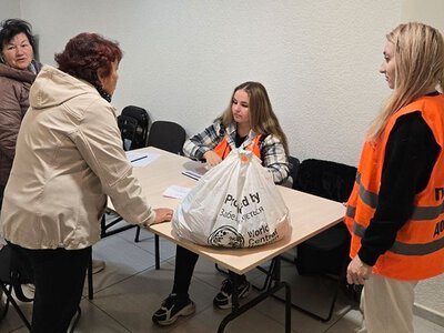 Переселенці з Дружківської громади отримали продуктові набори від World Central Kitchen