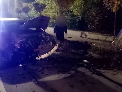 У Чернівцях п'яний водій влетів у електроопору і розбив вщент авто