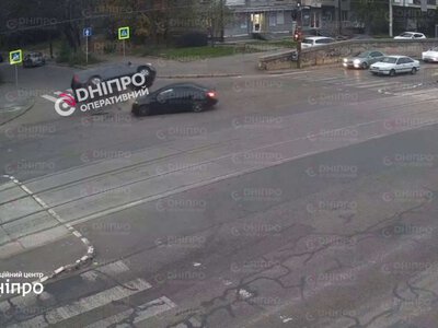 Авто перекинуло на дах посеред переходу: відео моторошної ДТП на проспекті Хмельницького в Дніпрі