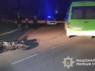ДТП у Василькові: після зіткнення маршрутки та мотоцикла госпіталізували двох людей