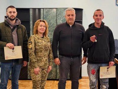 Двох захисників із Костопільської громади нагородили за поранення