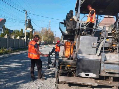 На Закарпатті ремонтують місцеві автошляхи: де тривають роботи та укладання асфальту