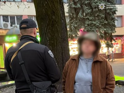 У центрі Івано-Франківська жінка підпалила державну символіку: поліцейські розпочали кримінальне провадження